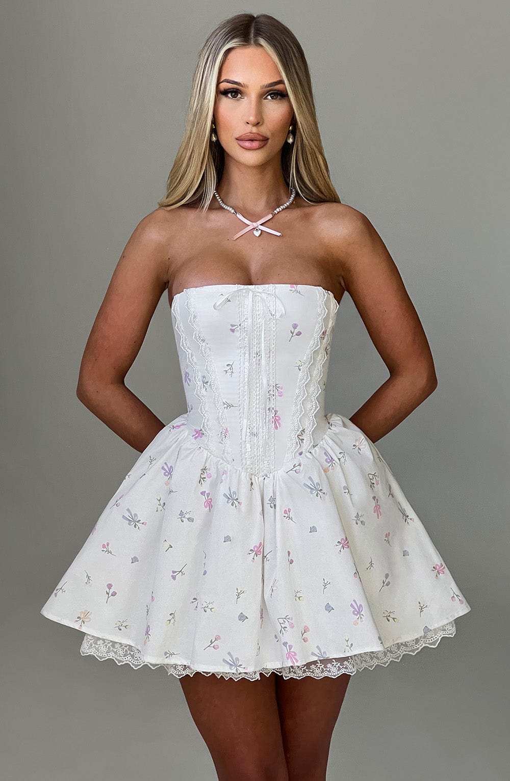 Vestido Mini Evie - Blanco con Estampado Floral Multicolor
